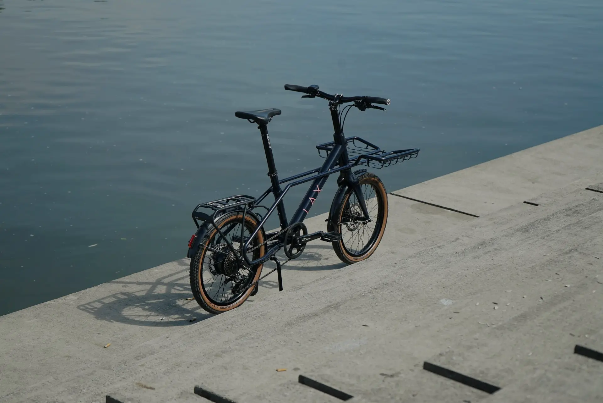 Blaues LAX ONE E-BIKE am Flussufer